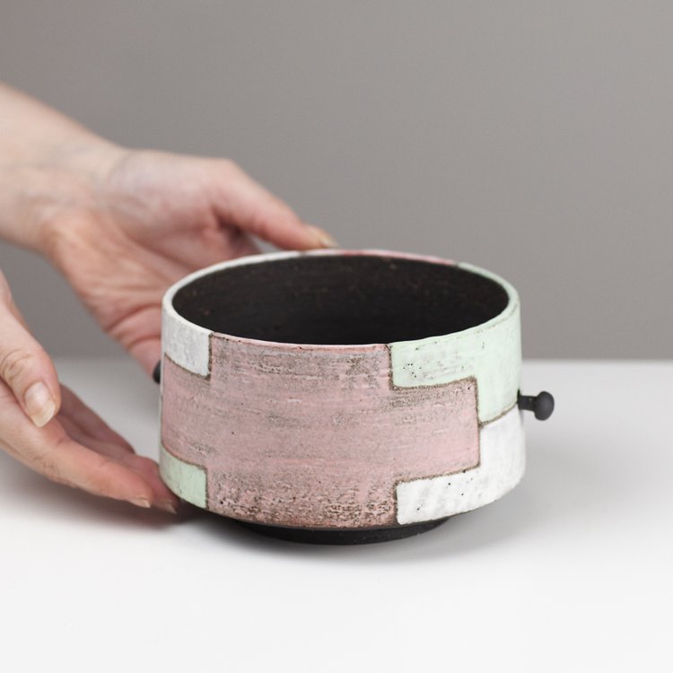 Black vessel with movable “handles”