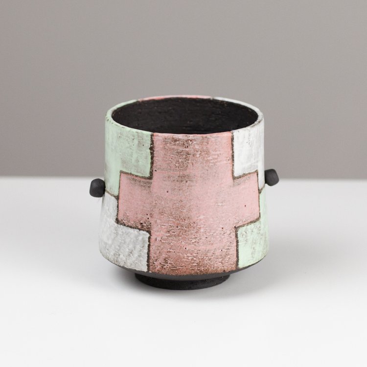 Black vessel with movable “handles”